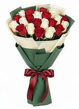 Букет Микс из красных и белых роз в Анне