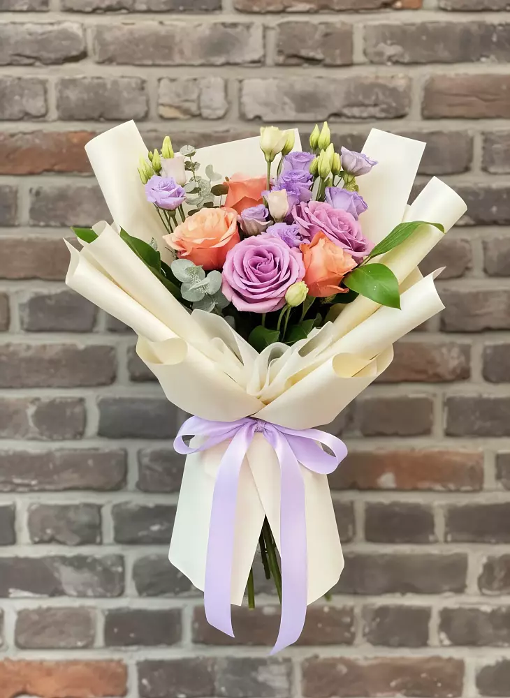 Букет цветов из: Лизиантусы и Розы в Анне