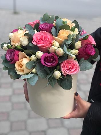 Цветочная композиция из Розы в шляпной коробке в Анне