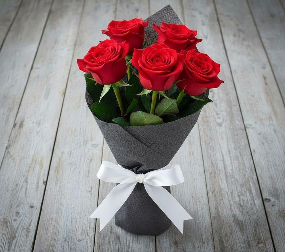 Букет 5 Красных роз Эдлесс Лав в Анне