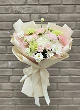 Букет цветов из:  Гвоздики, Розы, Лизиантусы и Хризантемы в Анне