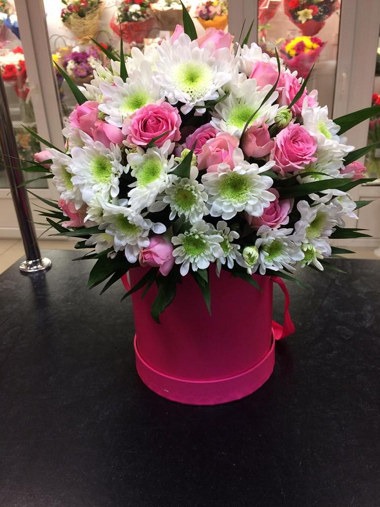 Цветочная композиция из Розы и Хризантемы в шляпной коробке в Анне