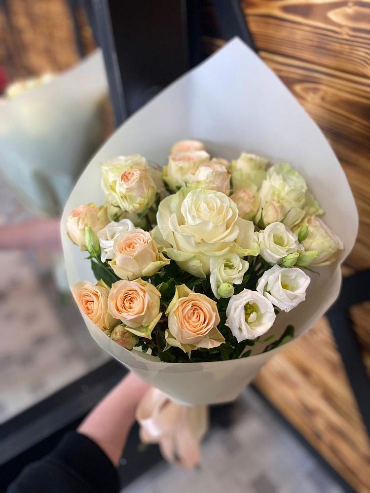 Букет цветов из: Розы и Лизиантусы в Анне